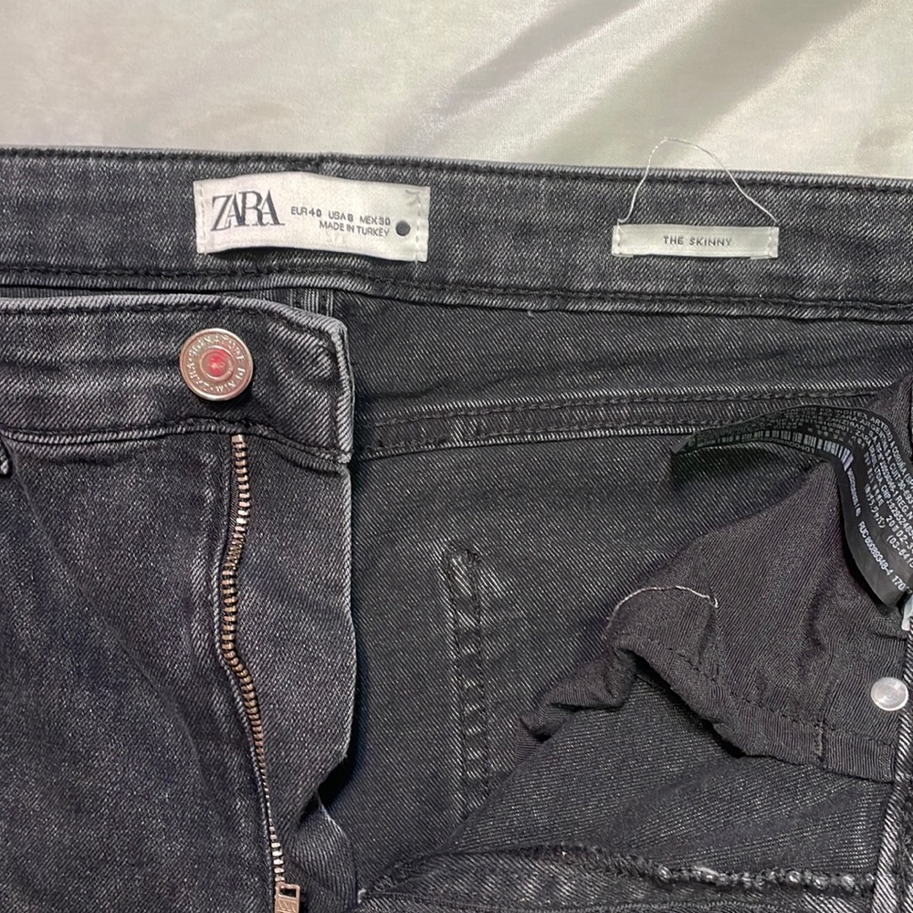 Zara size 8 skinny jeans in black. Great condition.